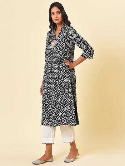 Lets toast in this fun black and white kurta and white pant