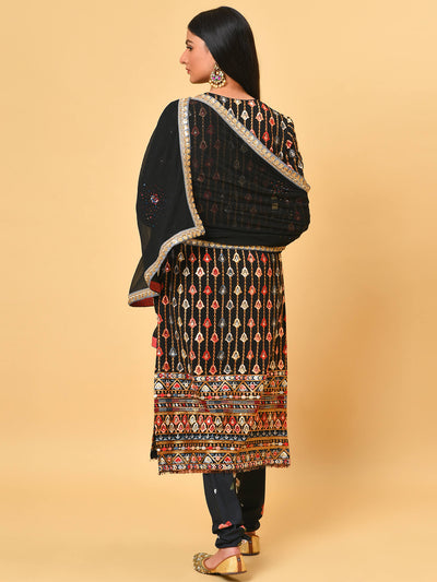 Classy in this black kurta, churidar and dupatta